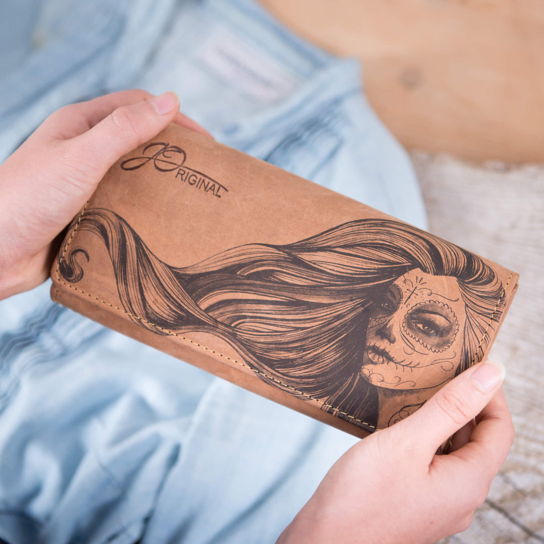 Damen Geldbörse La Catrina in der Hand