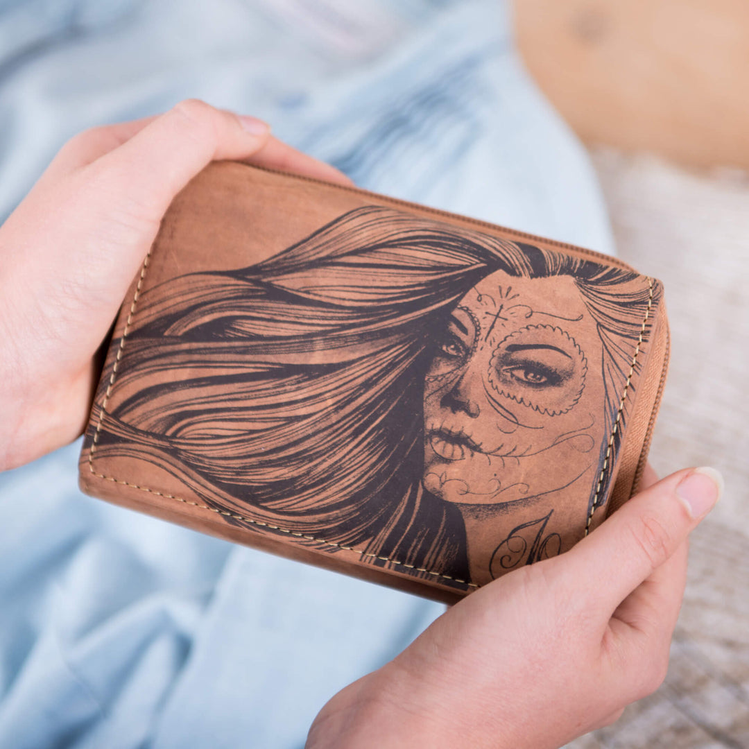 La Catrina mit Reißverschluss getragen in der Hand