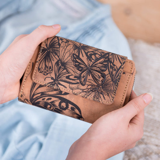 Damen Geldbörse Schmetterling in der Hand