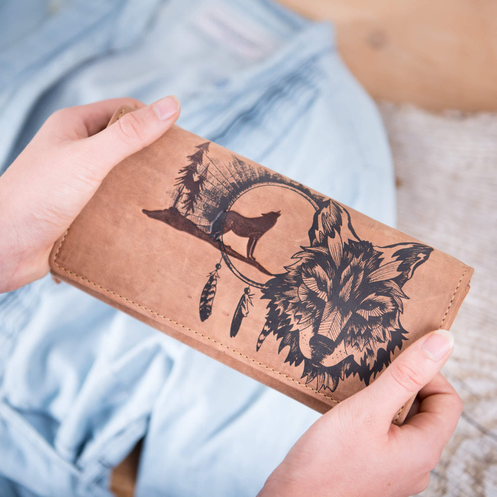 Damen Geldbörse Wolf in der Hand
