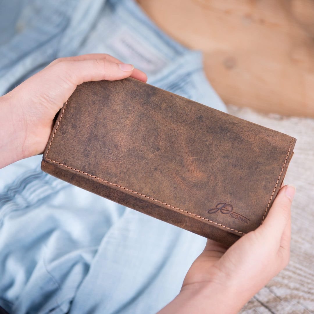 Damen Geldbörse Rustikal Braun in den Händen
