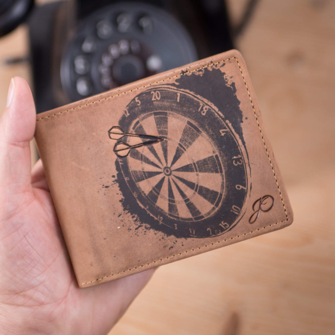 Geldbörse Dart Querformat in der Hand