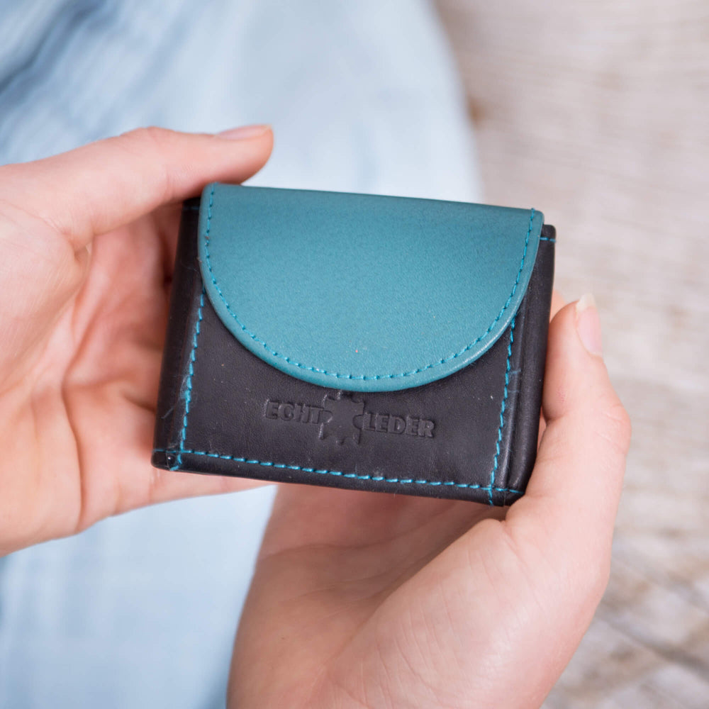 Kleine Geldbörse Super Mini in der Hand