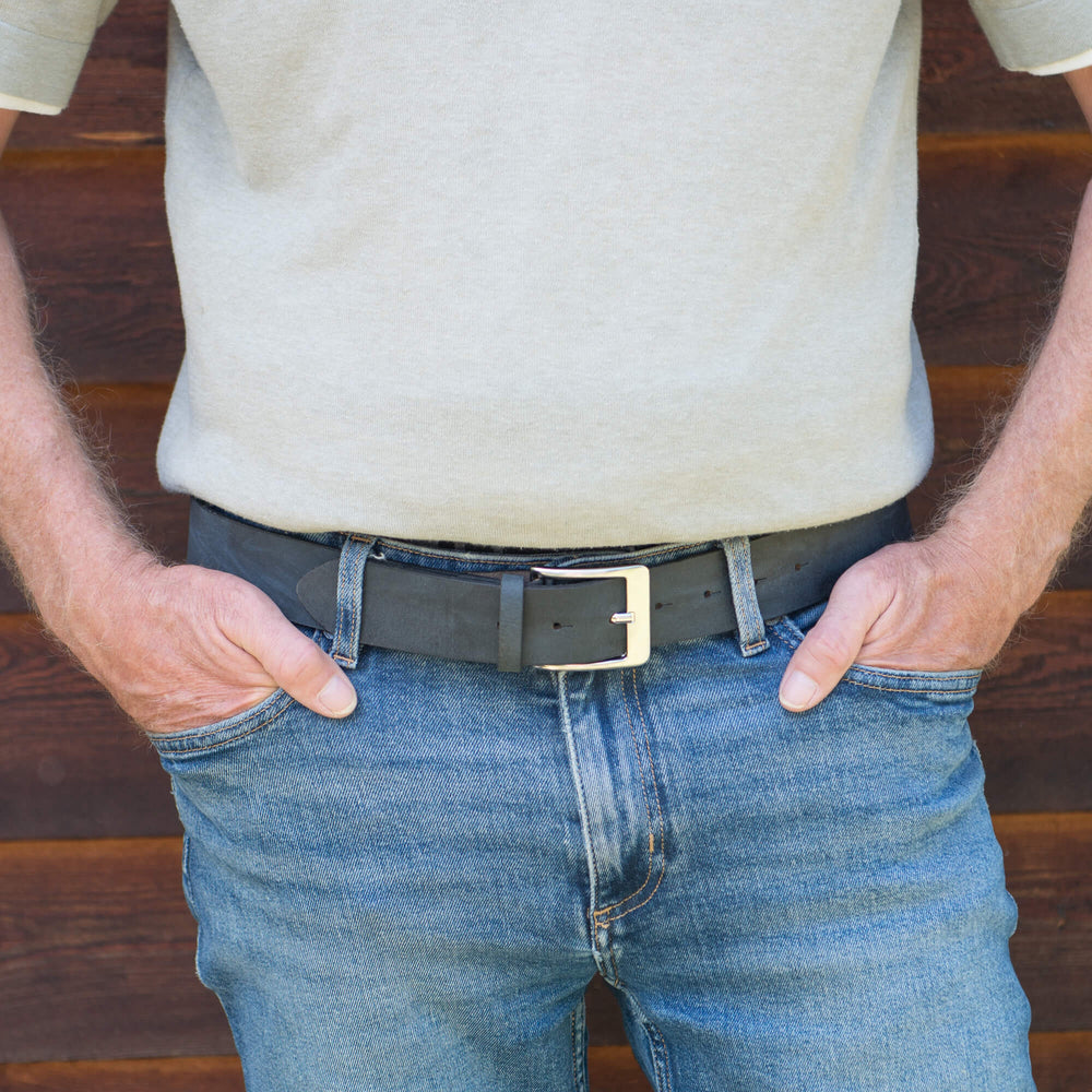 Ledergürtel Blau Wild getragen in der Hose