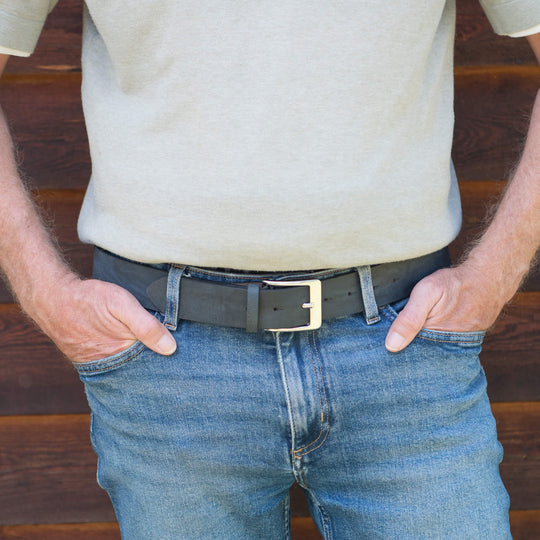 Ledergürtel Blau Wild getragen in der Hose