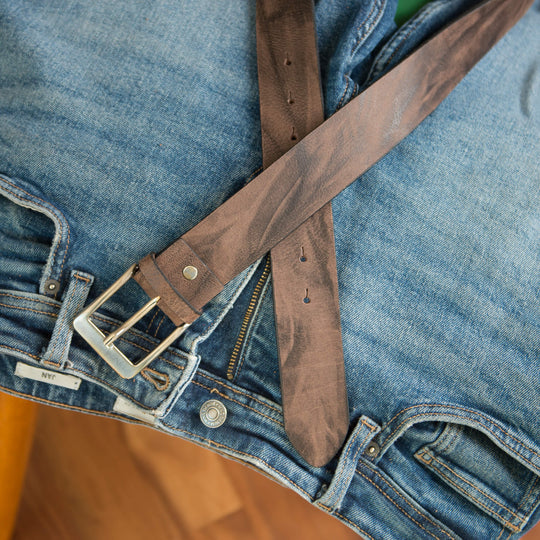 Ledergürtel Rindsleder Dunkelbraun Wild an einer Jeans