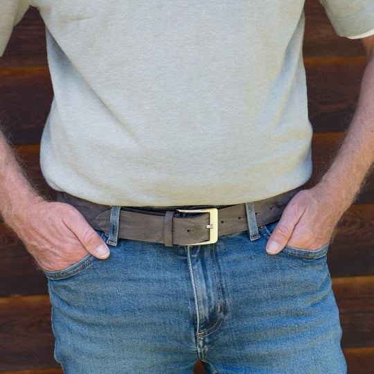 Ledergürtel Grau Wild getragen in der Hose