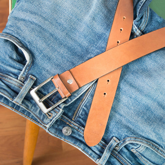 Ledergürtel Rindsleder Hellbraun Glatt an der Jeans