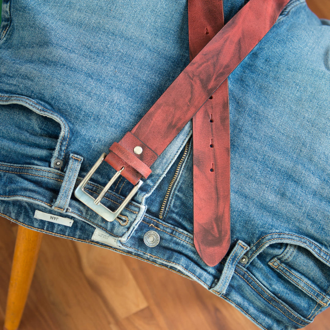 Ledergürtel Rindsleder Rot Wild an einer Jeans