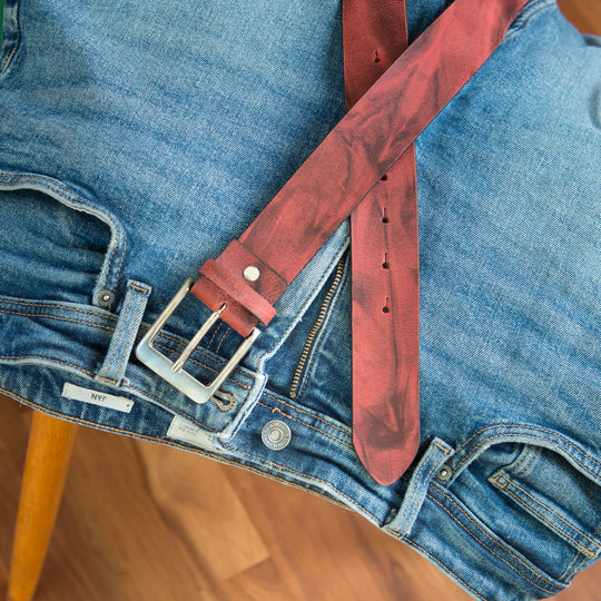 Ledergürtel Rindsleder Rot Wild an einer Jeans