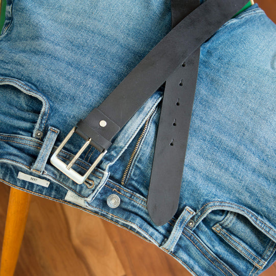 Ledergürtel Rindsleder Schwarz Wild an einer Jeans