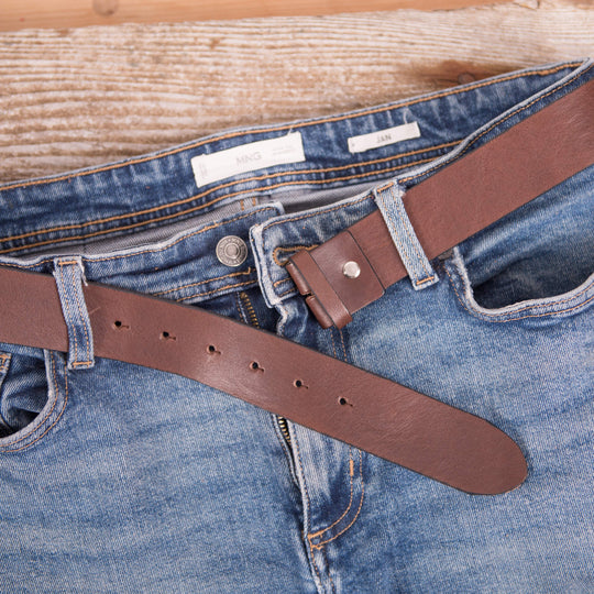 Ledergürtel ohne Schnalle Dunkelbraun Glatt in der Jeans