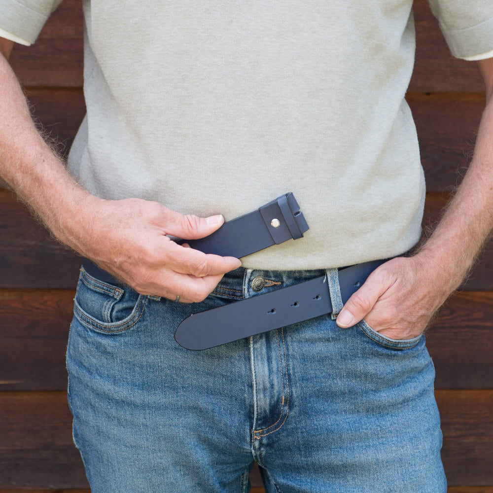 Ledergürtel ohne Schnalle Blau Glatt getragen in der Hose