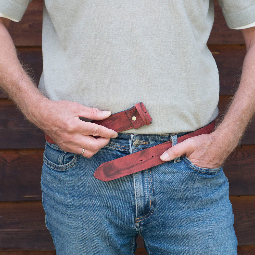 Ledergürtel ohne Schnalle Rot Wild getragen in der Hose
