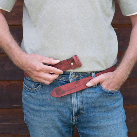 Ledergürtel ohne Schnalle Rot Wild getragen in der Hose