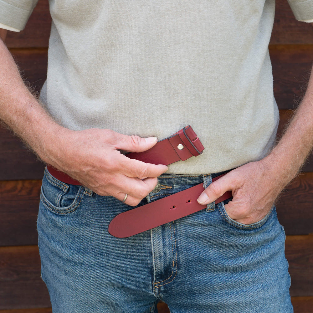 Ledergürtel ohne Schnalle Rot Ochsenblut getragen in der Hose