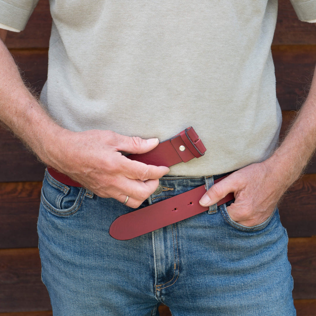 Ledergürtel ohne Schnalle Rot Ochsenblut getragen in der Hose