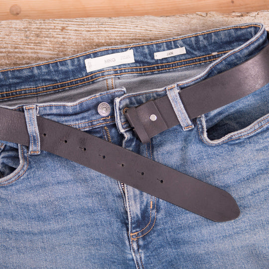 Ledergürtel ohne Schnalle Schwarz in den Hosenschlaufen
