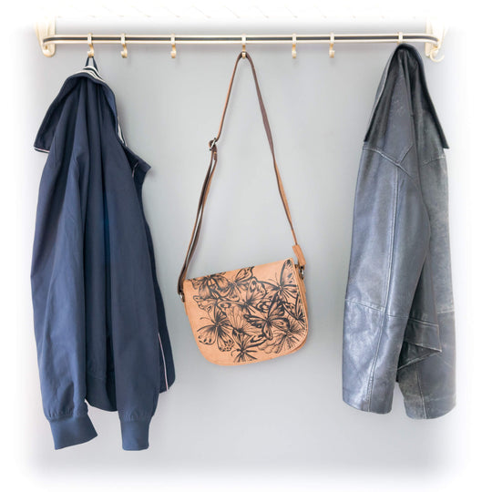Umhängetasche Schmetterling an der Garderobe