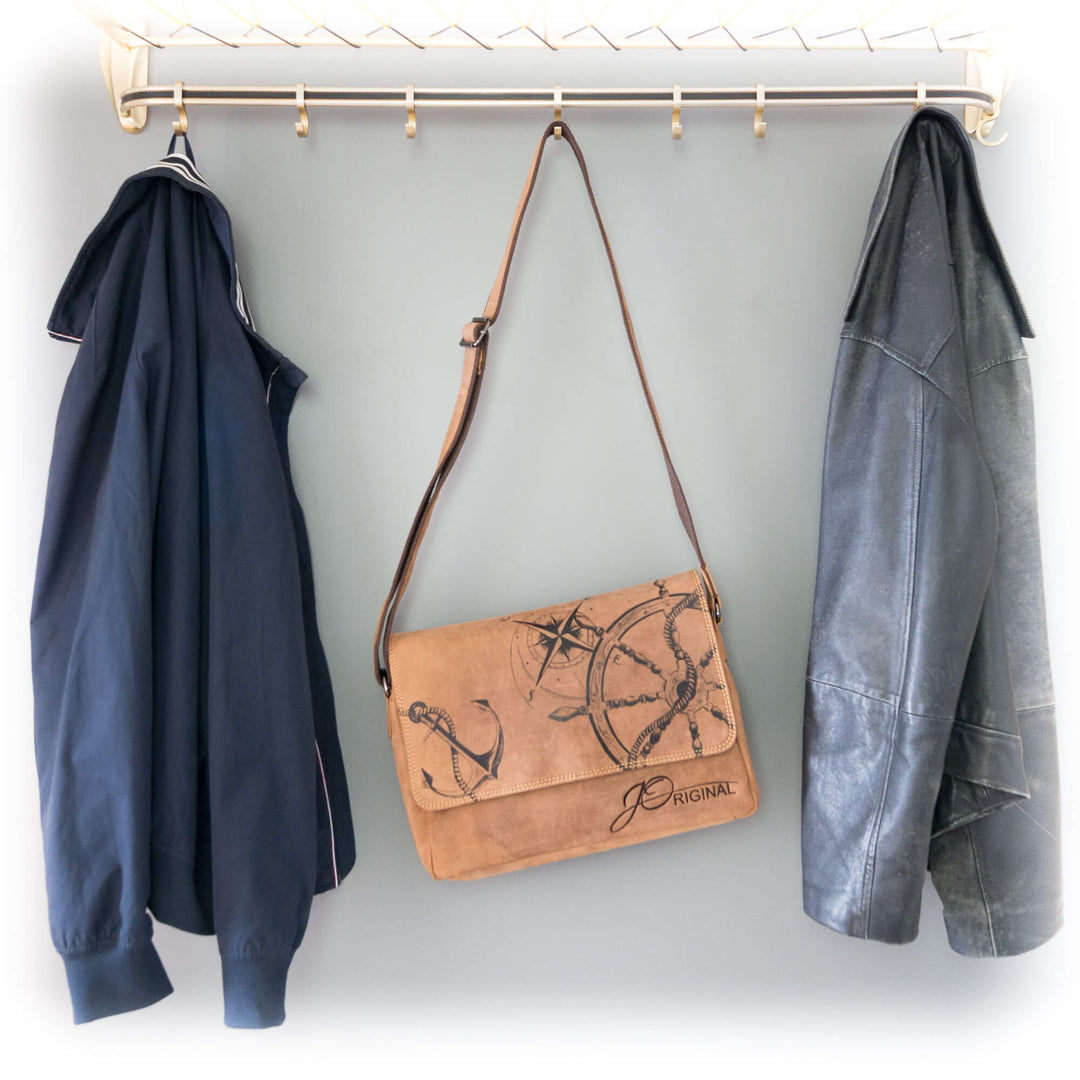 Umhängetasche Maritim an der Garderobe