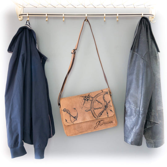 Umhängetasche Maritim an der Garderobe