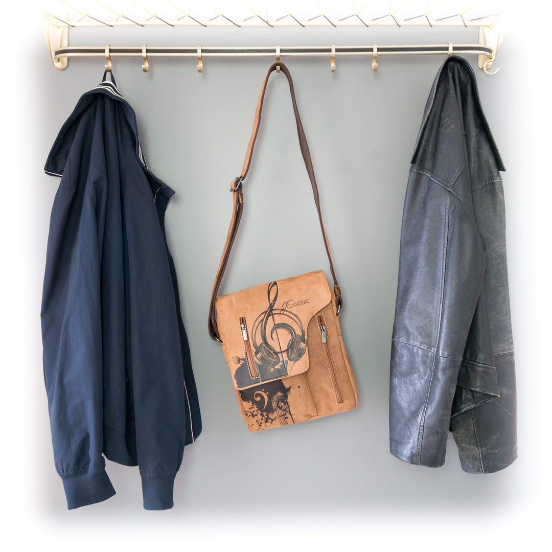 Umhängetasche Musik A5 an der Garderobe