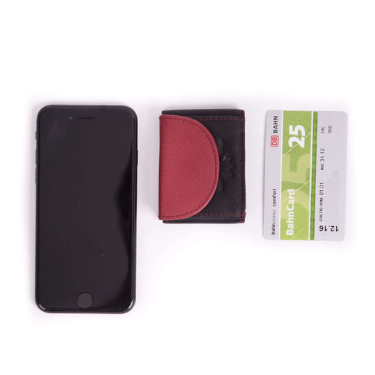 Bild: Kleine Geldbörse Super Mini in Schwarz Rot im Größenvergleich zu einem Handy und einer Bankkarte